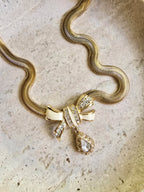 Collier Vintage Givenchy — Lazo Esmalte Marfil & Gota De Cristal