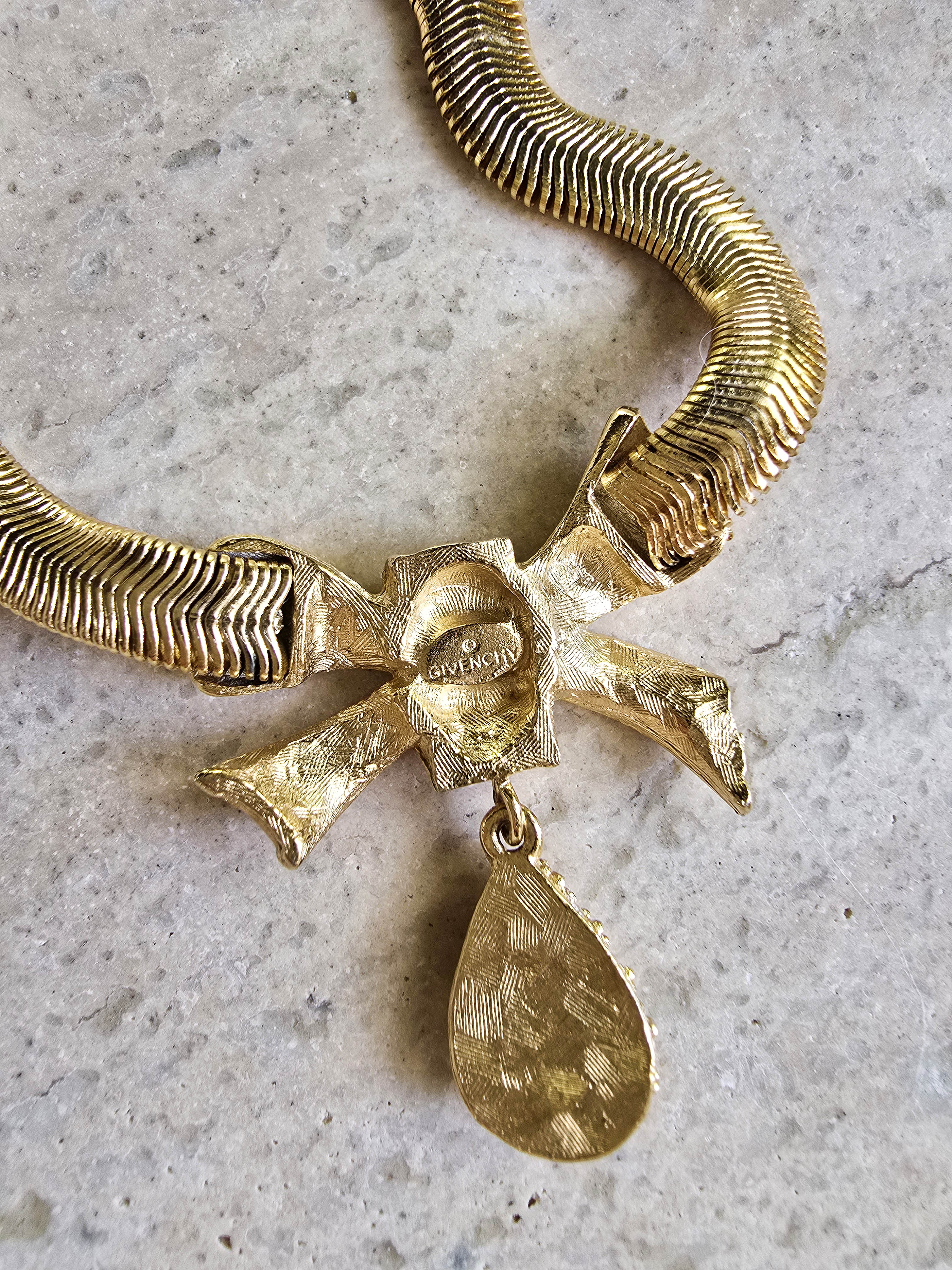 Collier Vintage Givenchy — Lazo Esmalte Marfil & Gota De Cristal