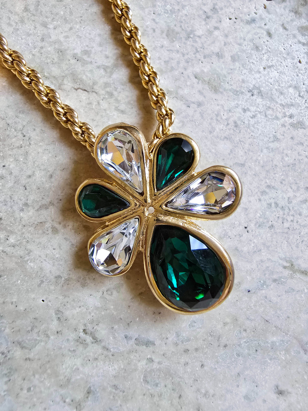 Collier Yves Saint Laurent Vintage Fleur En Strass Émeraude