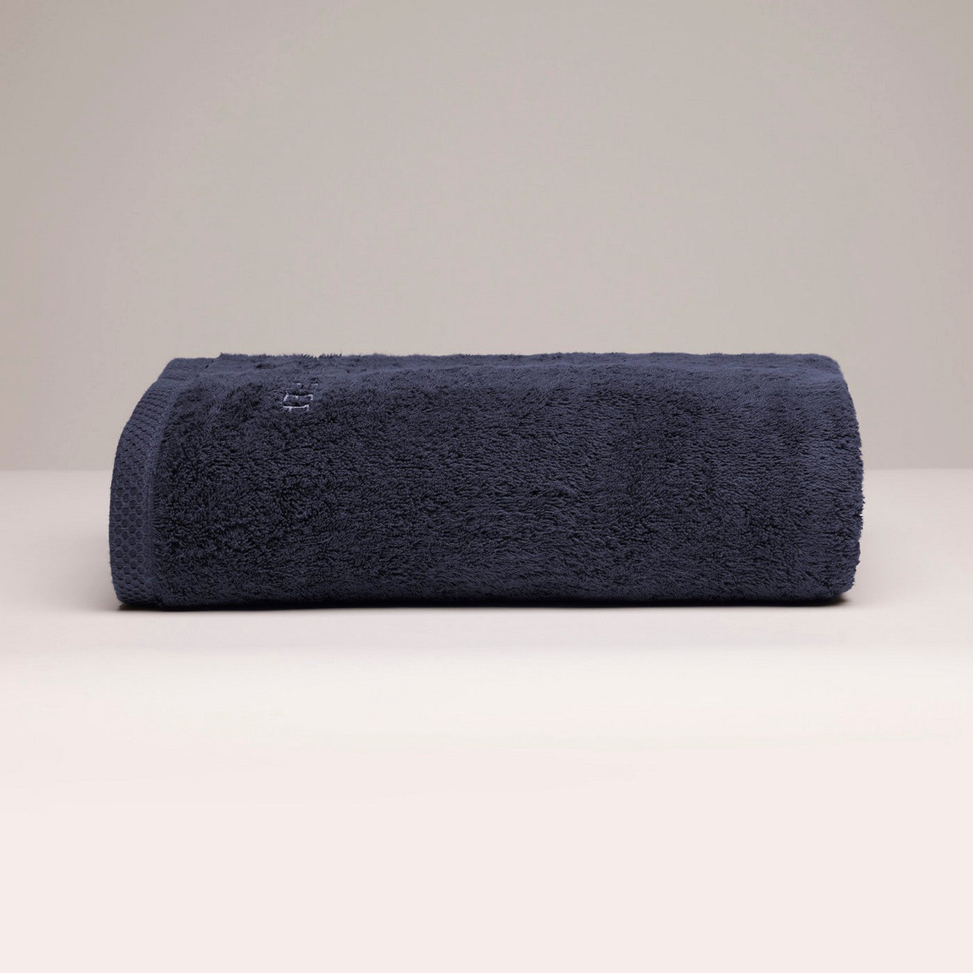 Oasis - Toalla de baño de algodón peinado Lt - Azul oscuro