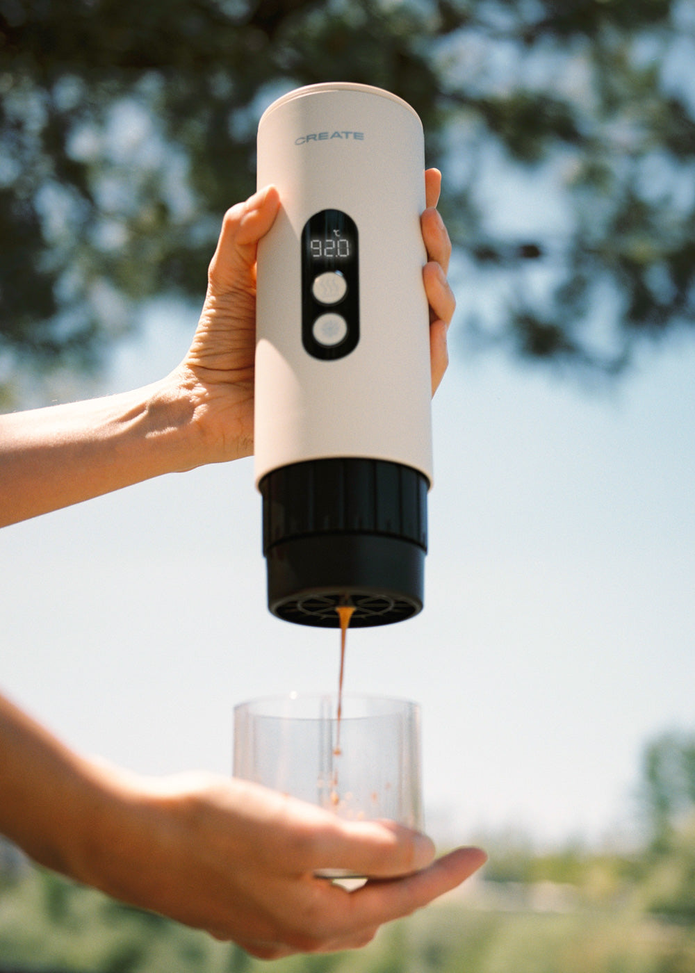Thera Move - Cafetera Espresso Portátil 15 Bares Para Cápsulas Y Café Molido - Con Maletín De Transporte - Blanco Roto