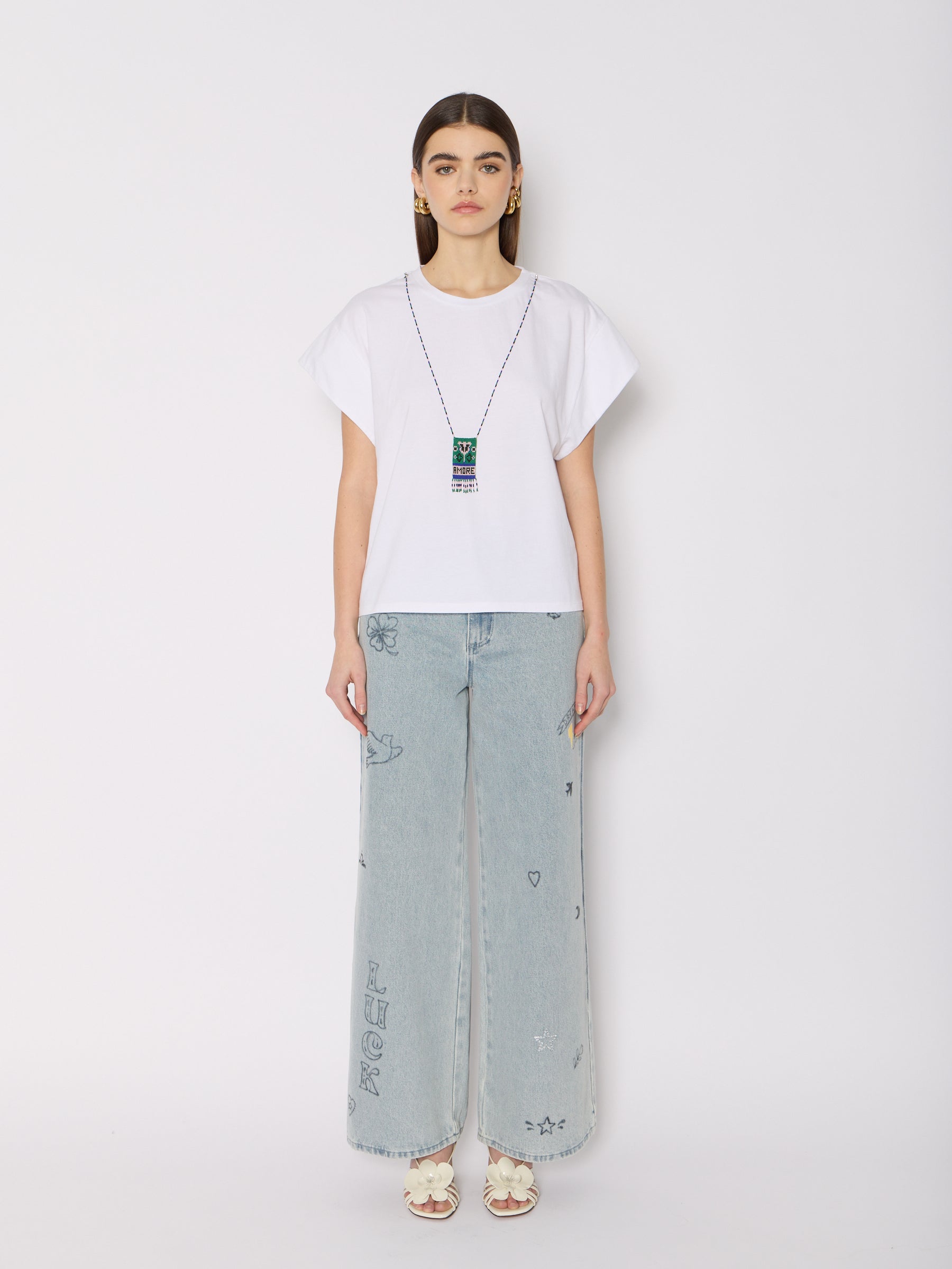 Tshirt With Pearl Necklace - White