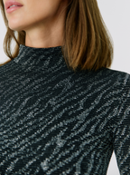 Top con cuello alto y brillo de cebra