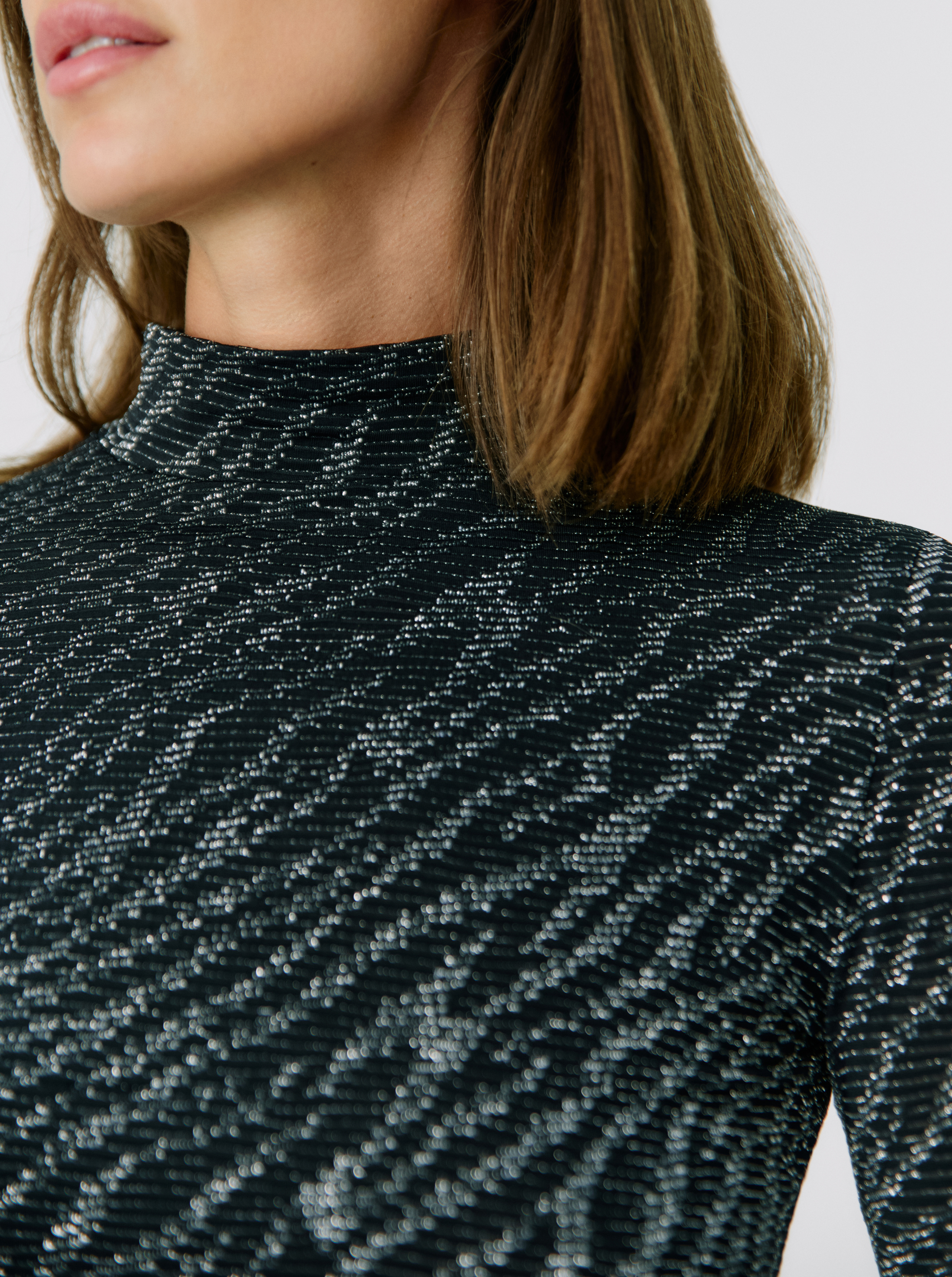 Top con cuello alto y brillo de cebra