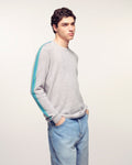 #label: Arnau mesure 1,87m et porte une taille M