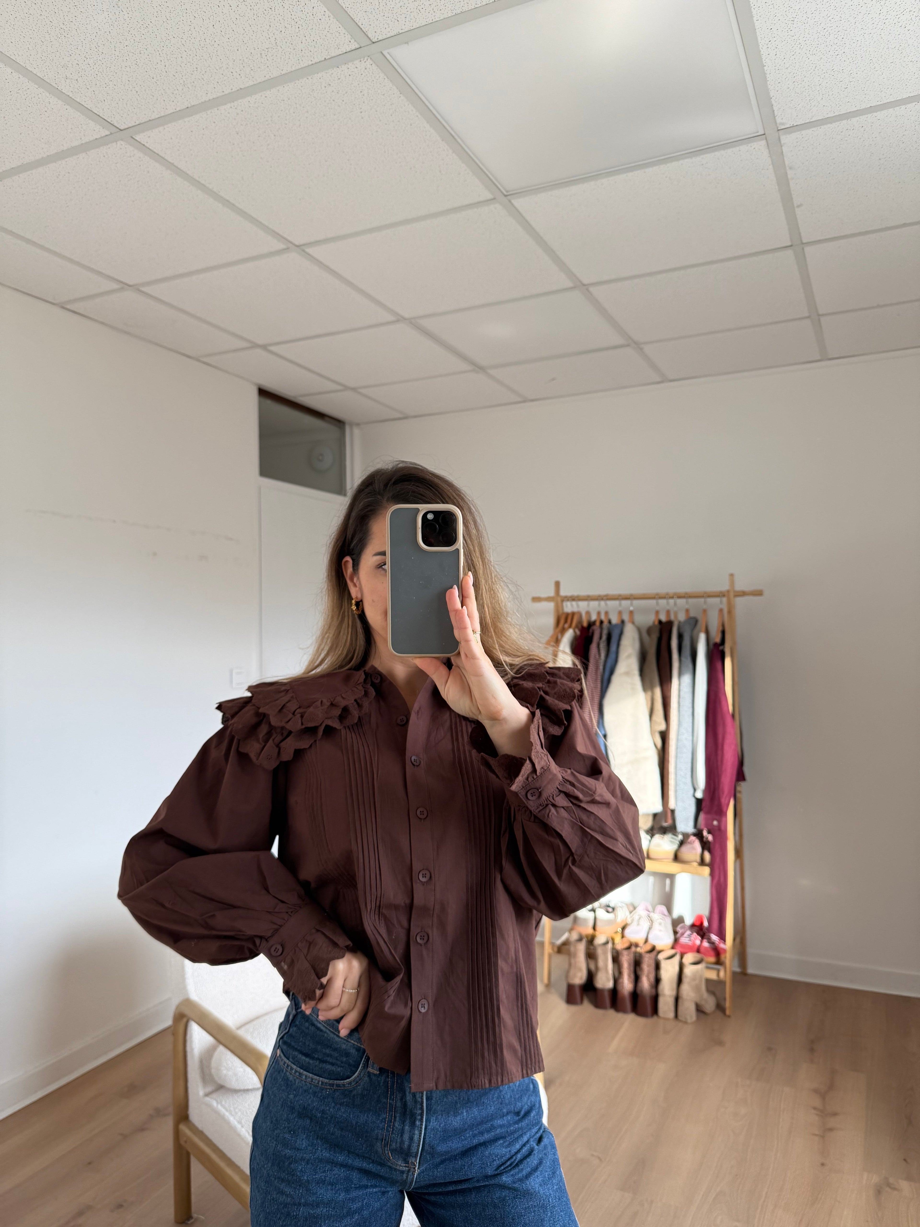 Blusa Agnès Chocolate Con Cuello Ancho