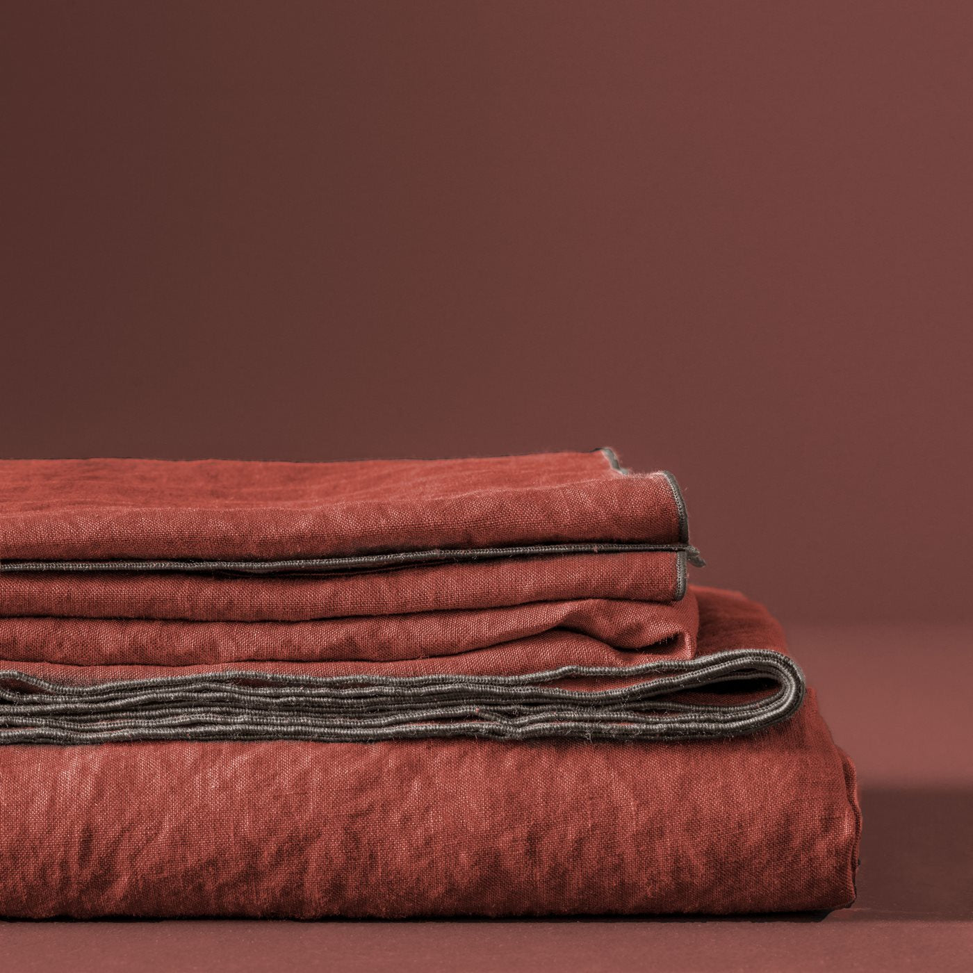 Mantel Autour Du Lin - Rojo Marsala Festón - Gris Claro