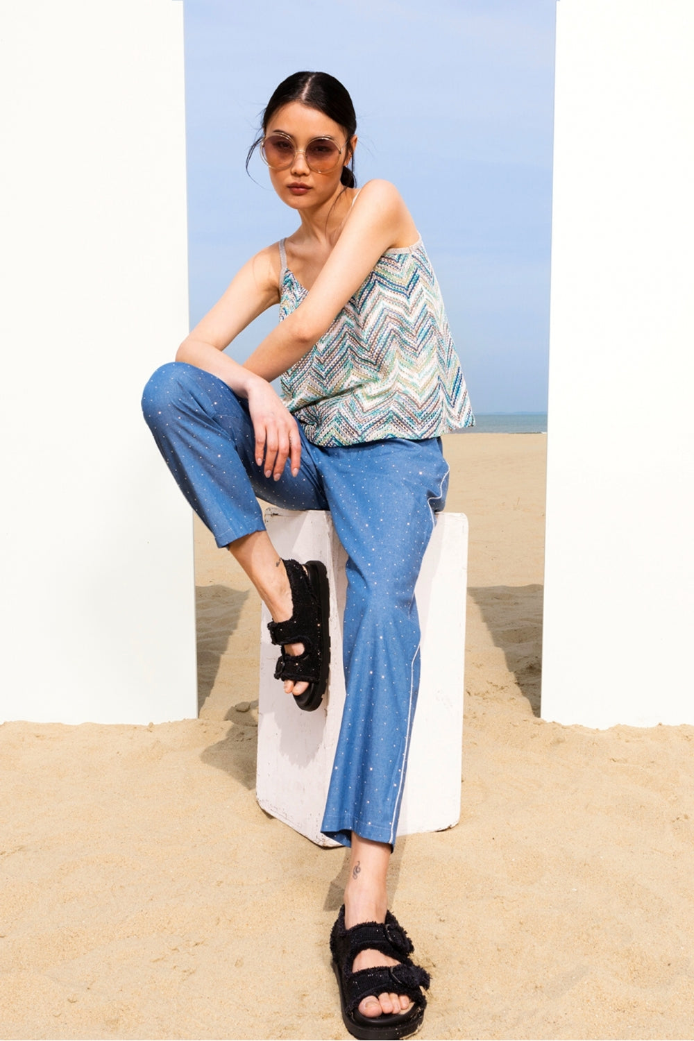 El top azul en zigzag de Rosita