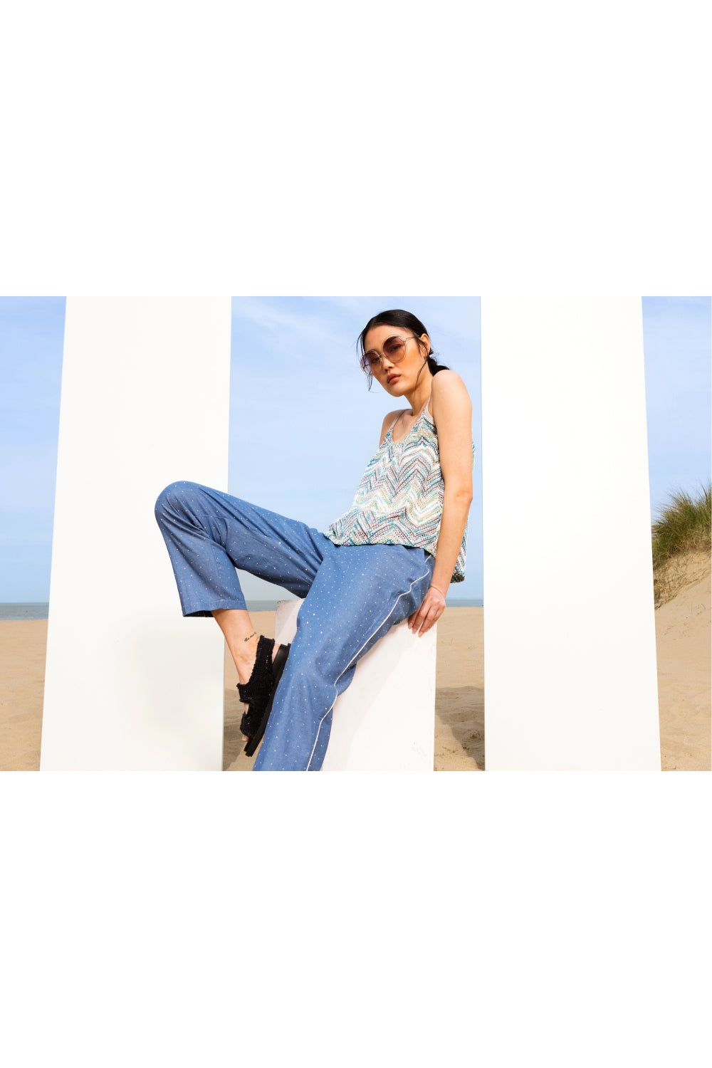 El top azul en zigzag de Rosita
