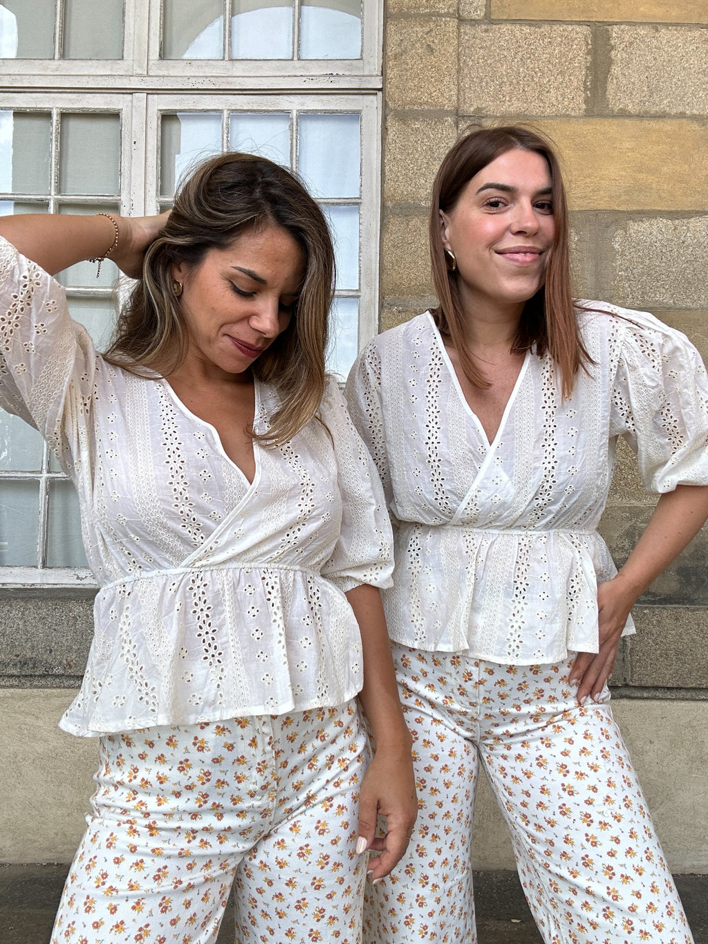 Vaqueros acampanados con estampado floral María