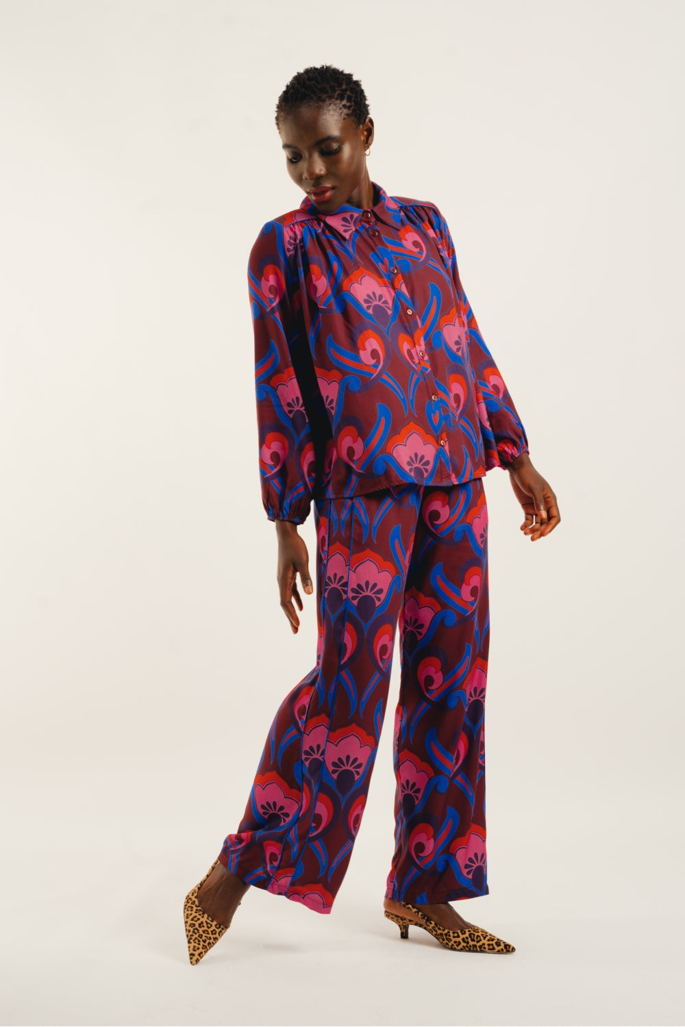Los pantalones de flores hipnóticas de Tracy