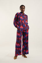 Los pantalones de flores hipnóticas de Tracy