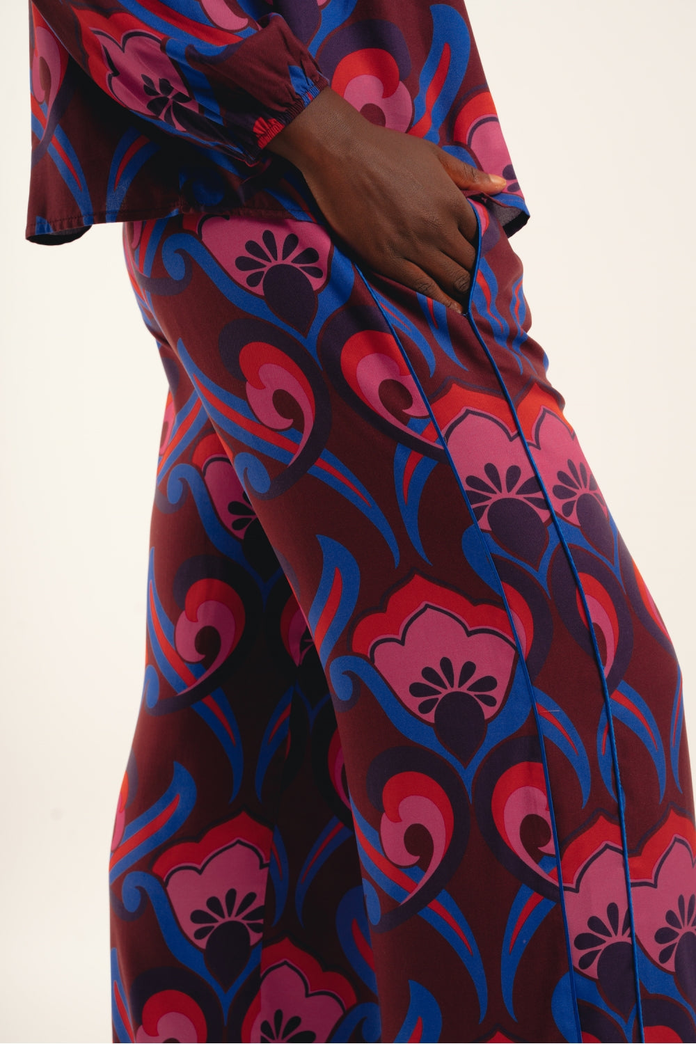 Los pantalones de flores hipnóticas de Tracy