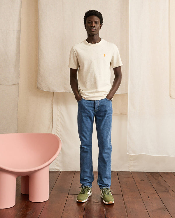 Slim jeans i ljus denim av återvunnen bomull