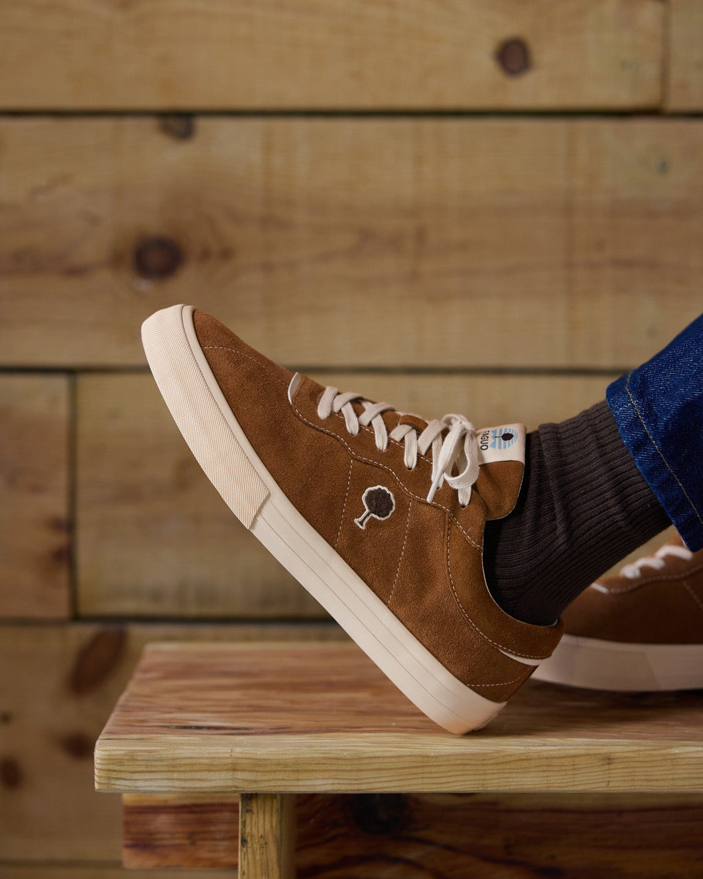Sneakersy skórzane zamszowe w kolorze camel