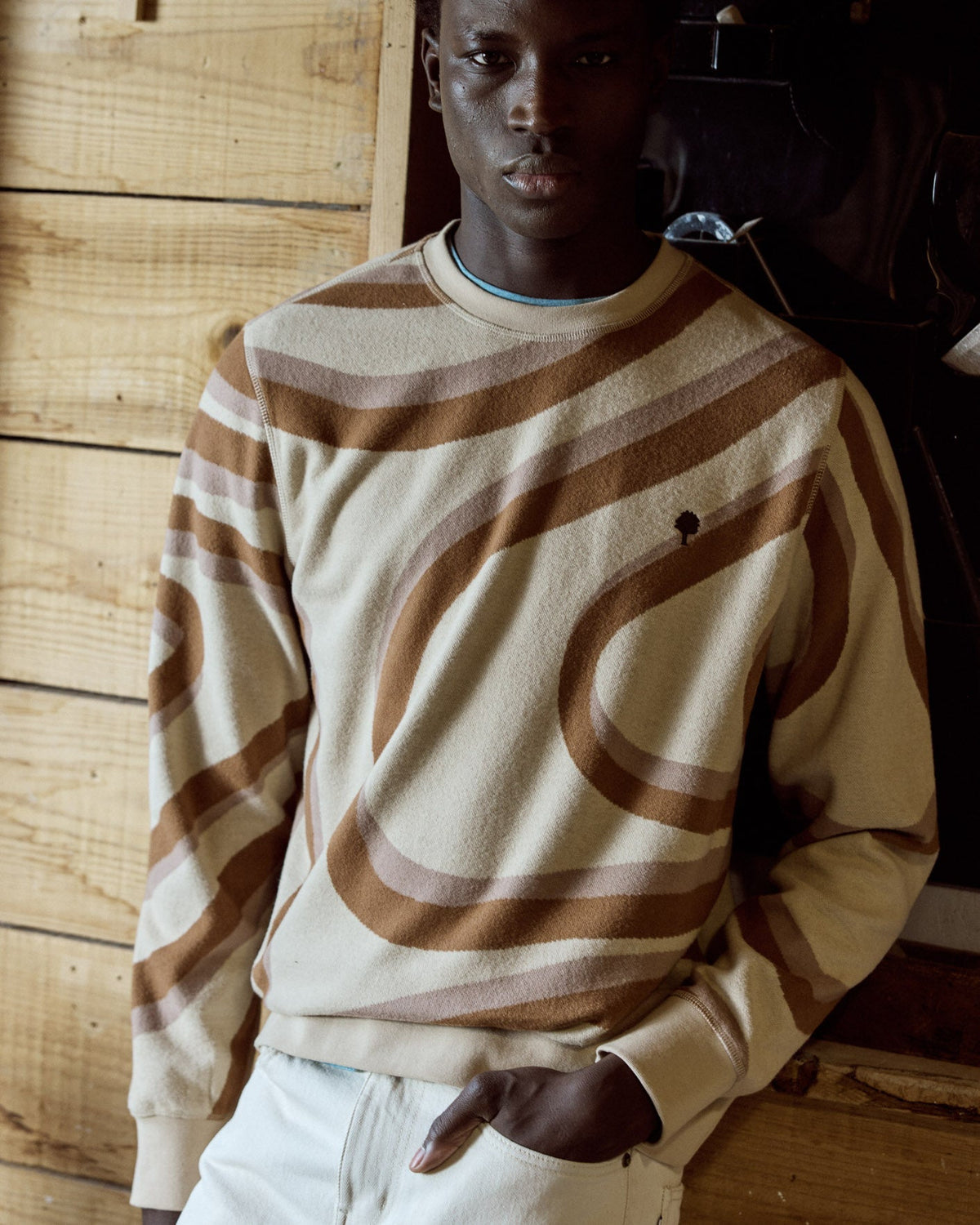 Rundhalsad sweatshirt i beige och camel