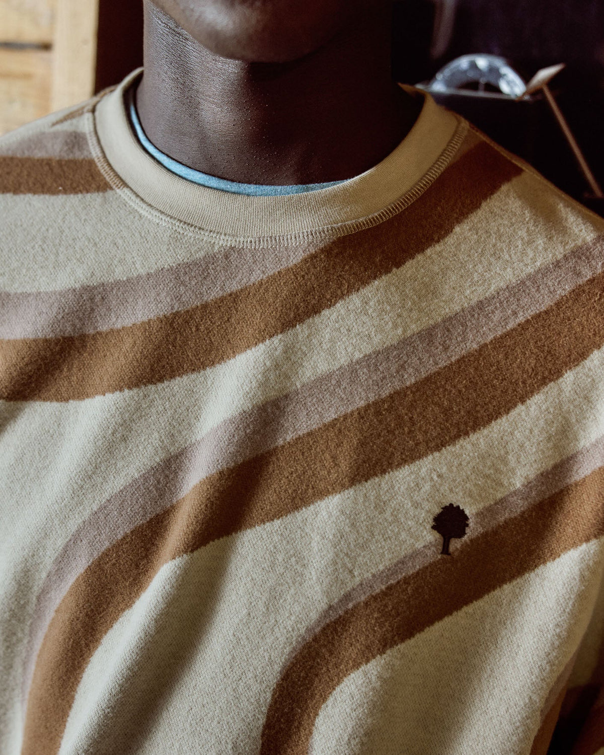 Rundhalsad sweatshirt i beige och camel