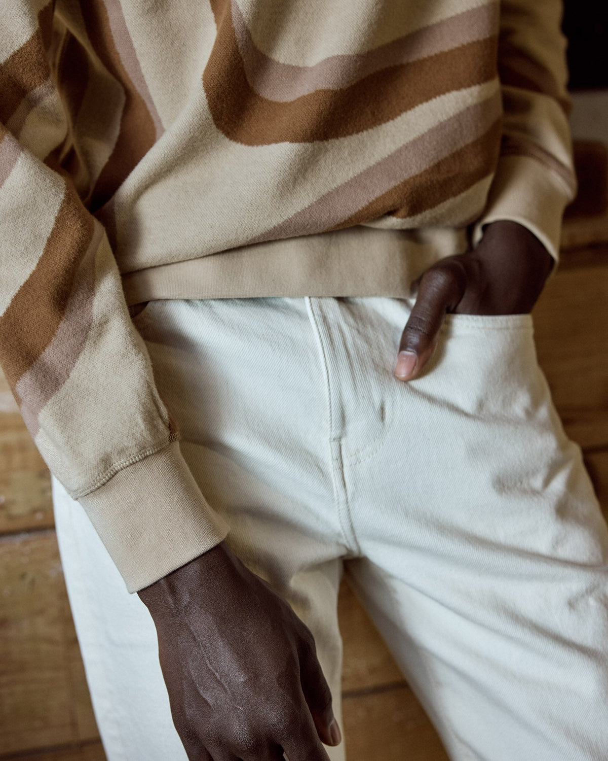Rundhalsad sweatshirt i beige och camel