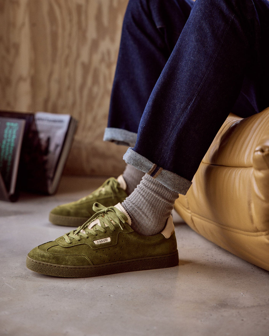 Sneakers van suèdeleer olijfgroen