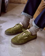 Sneakers van suèdeleer olijfgroen