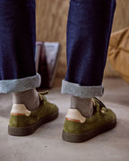 Sneakers van suèdeleer olijfgroen