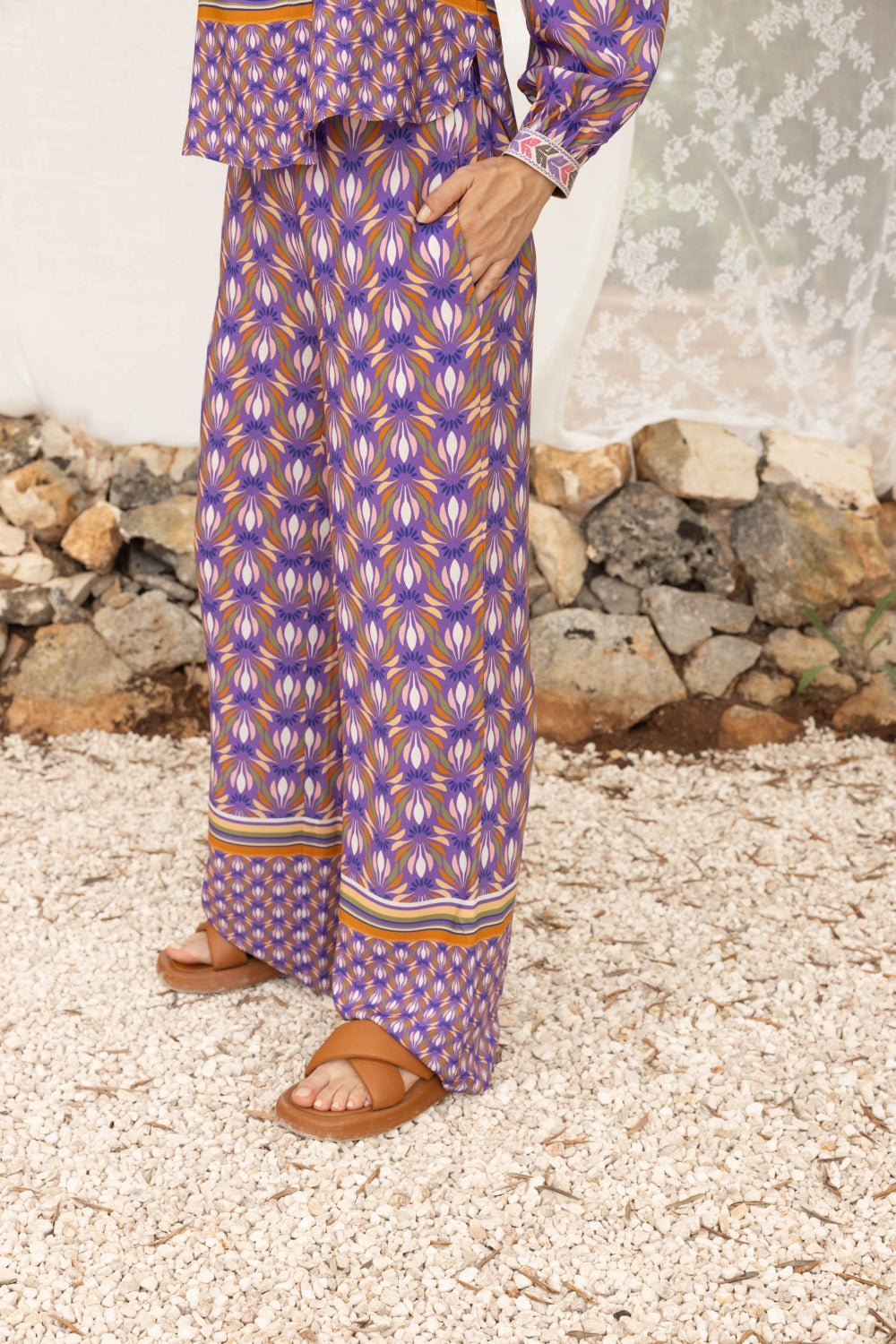 Los pantalones Tracy con estampado de hojas de loto