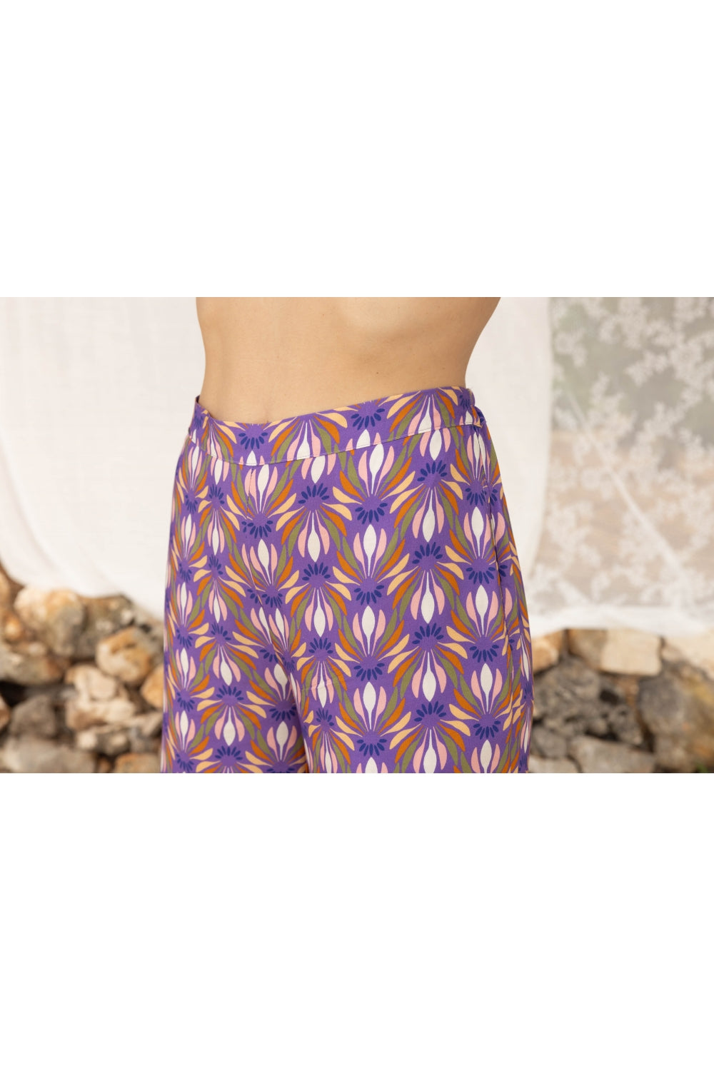 Los pantalones Tracy con estampado de hojas de loto