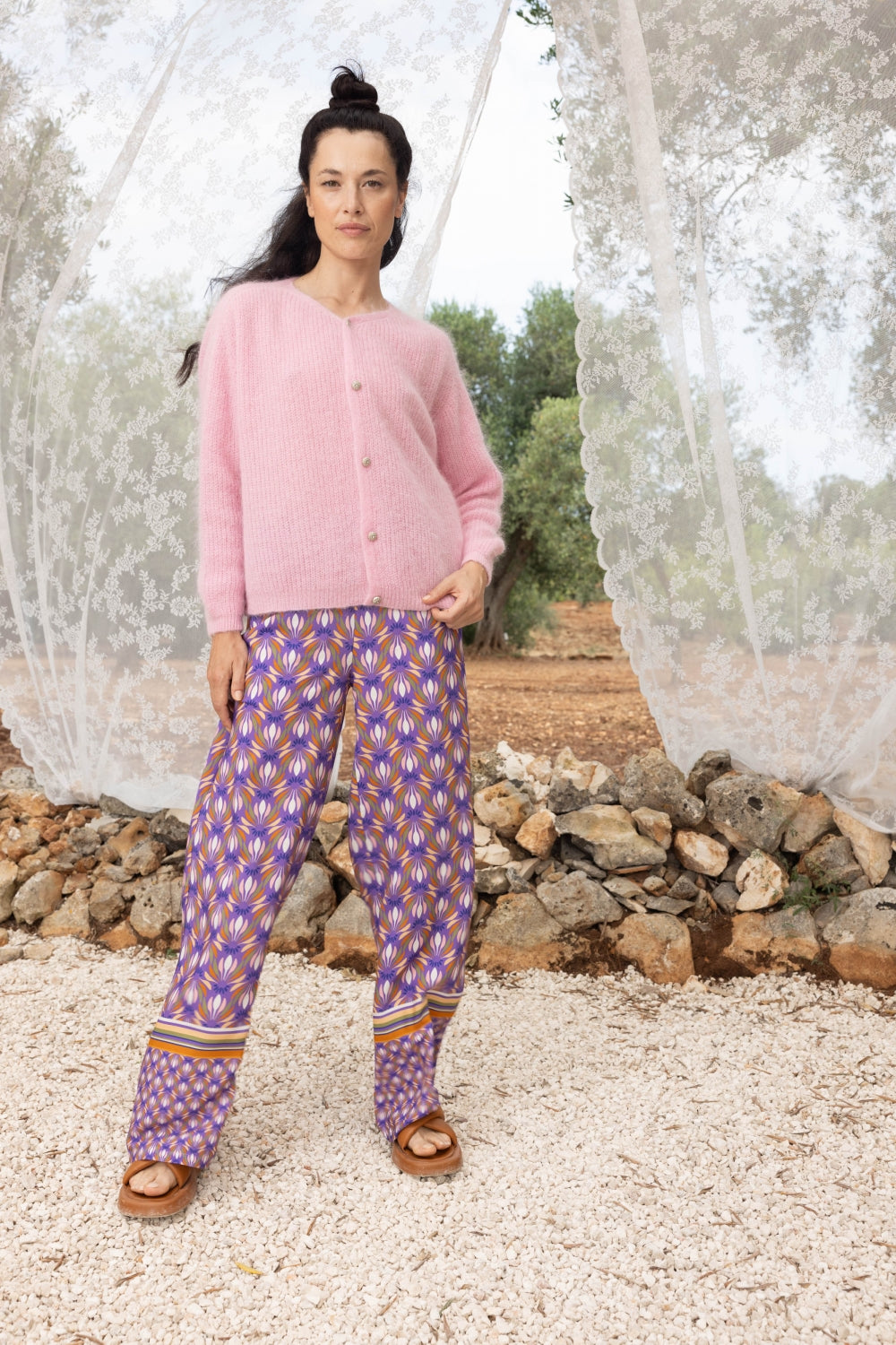 Los pantalones Tracy con estampado de hojas de loto