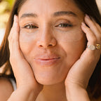 Femme au regard frais après l'utilisation de patchs yeux au collagène