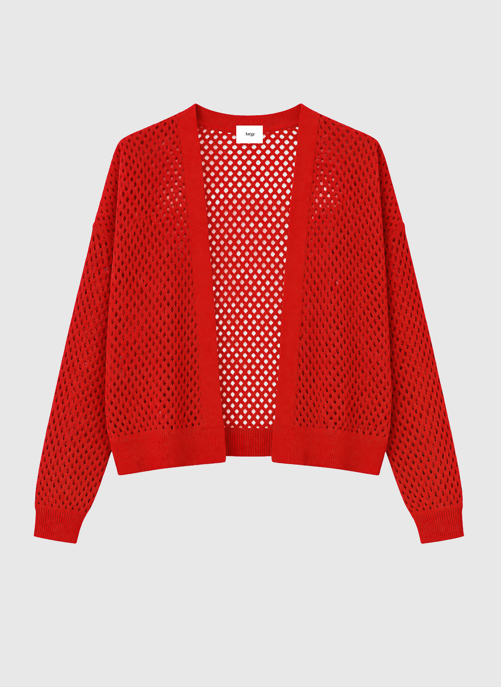 An'ge – Strickjacke Valerio Rouge, rote Ajour-Strickjacke, Vorderansicht vor grauem Hintergrund