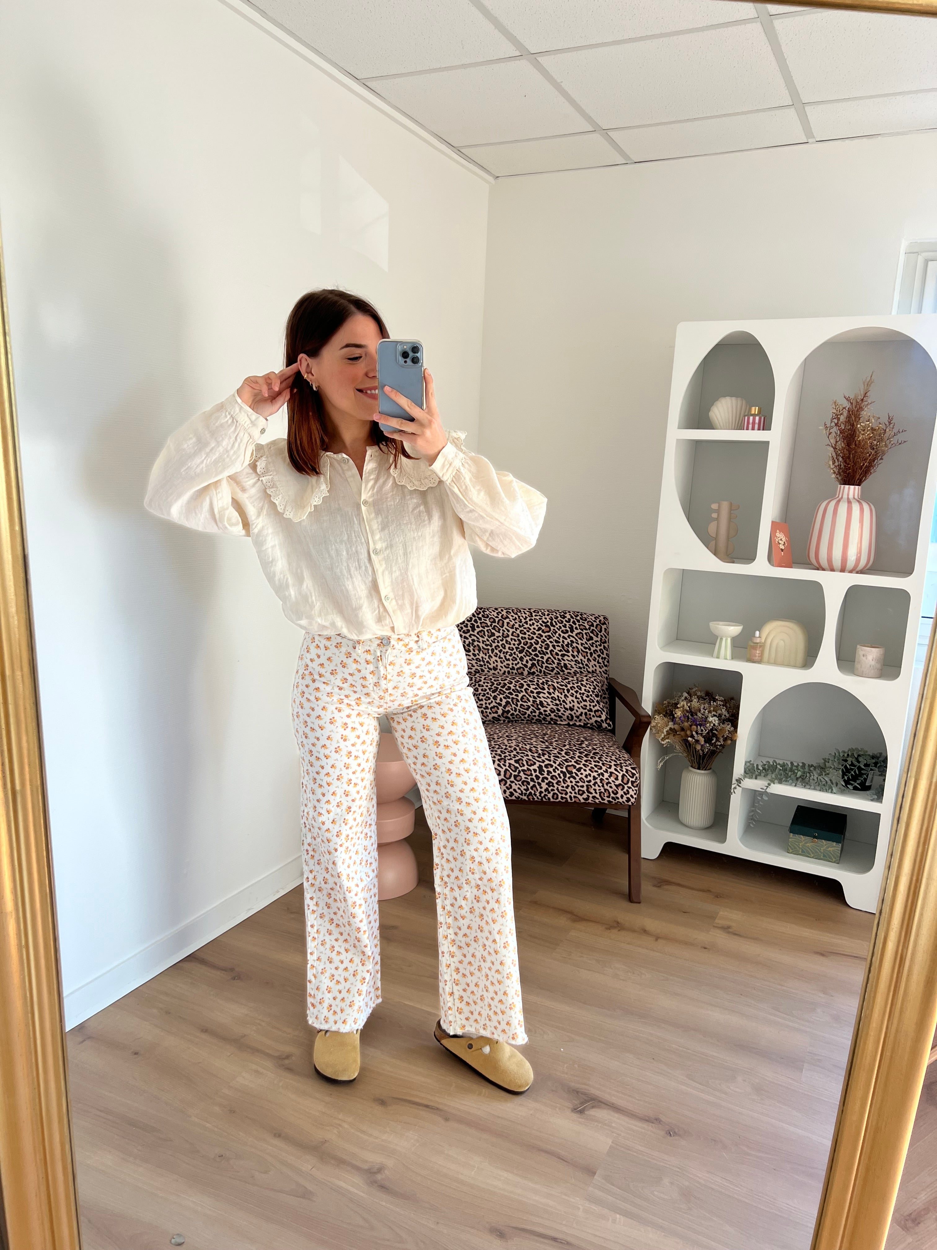 Vaqueros acampanados con estampado floral María