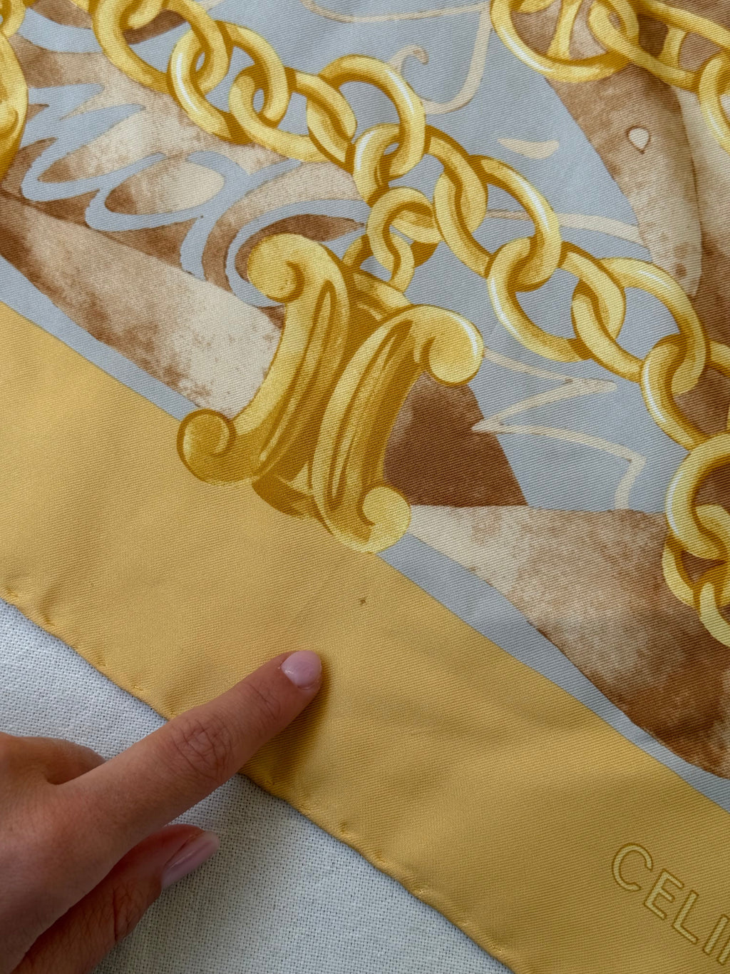 Pañuelo Céline – Cadenas y medallones
