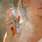 Aplicación de bruma solar SPF50+ cara invisible protección antipolución Les Petits Prödiges