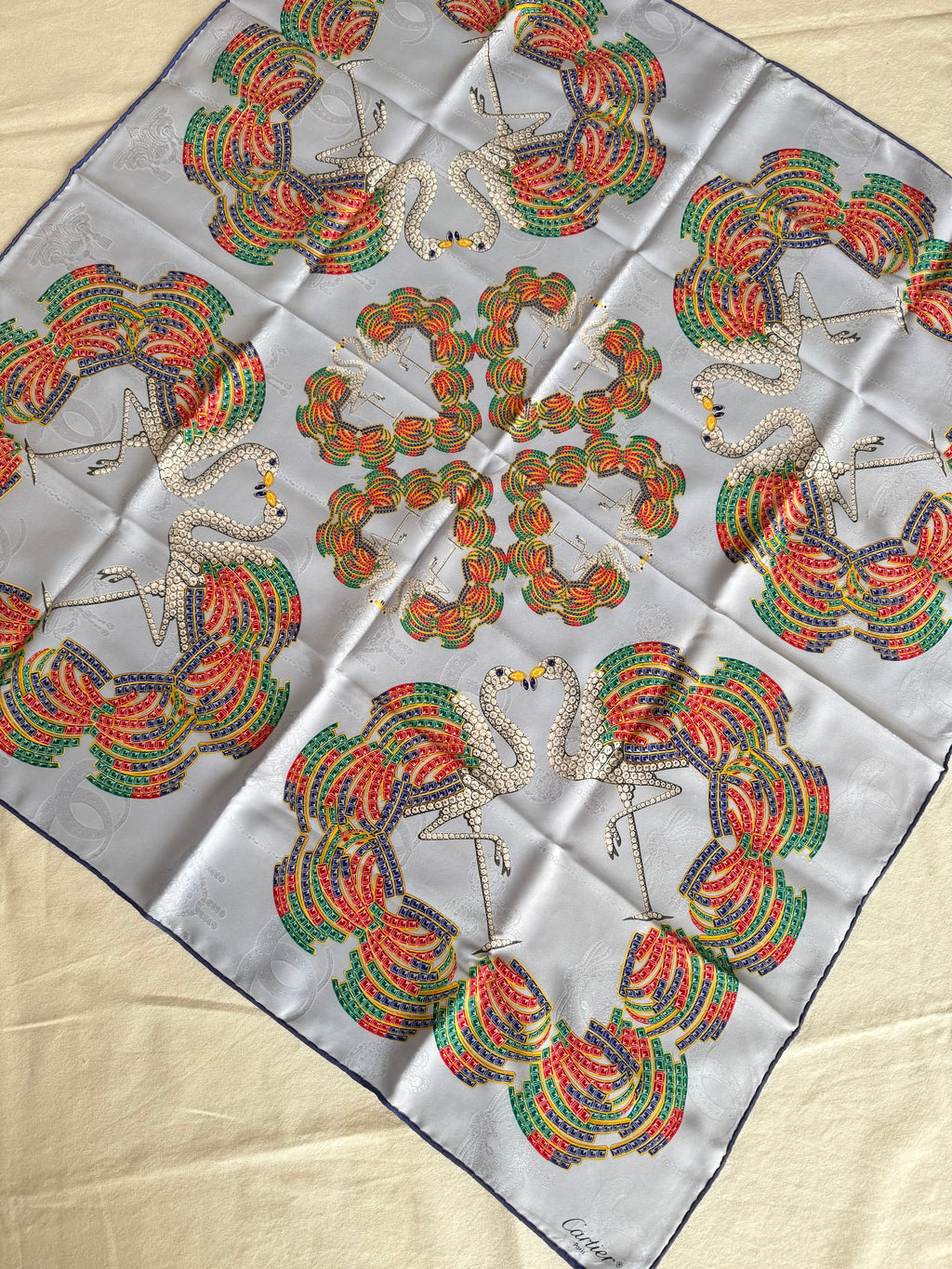 Foulard Cartier – Motifs Cygnes Et Plumes Multicolores