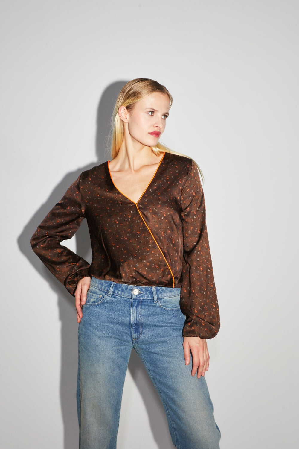 Blusa cruzada reversible The Daisy Halo Chocolate