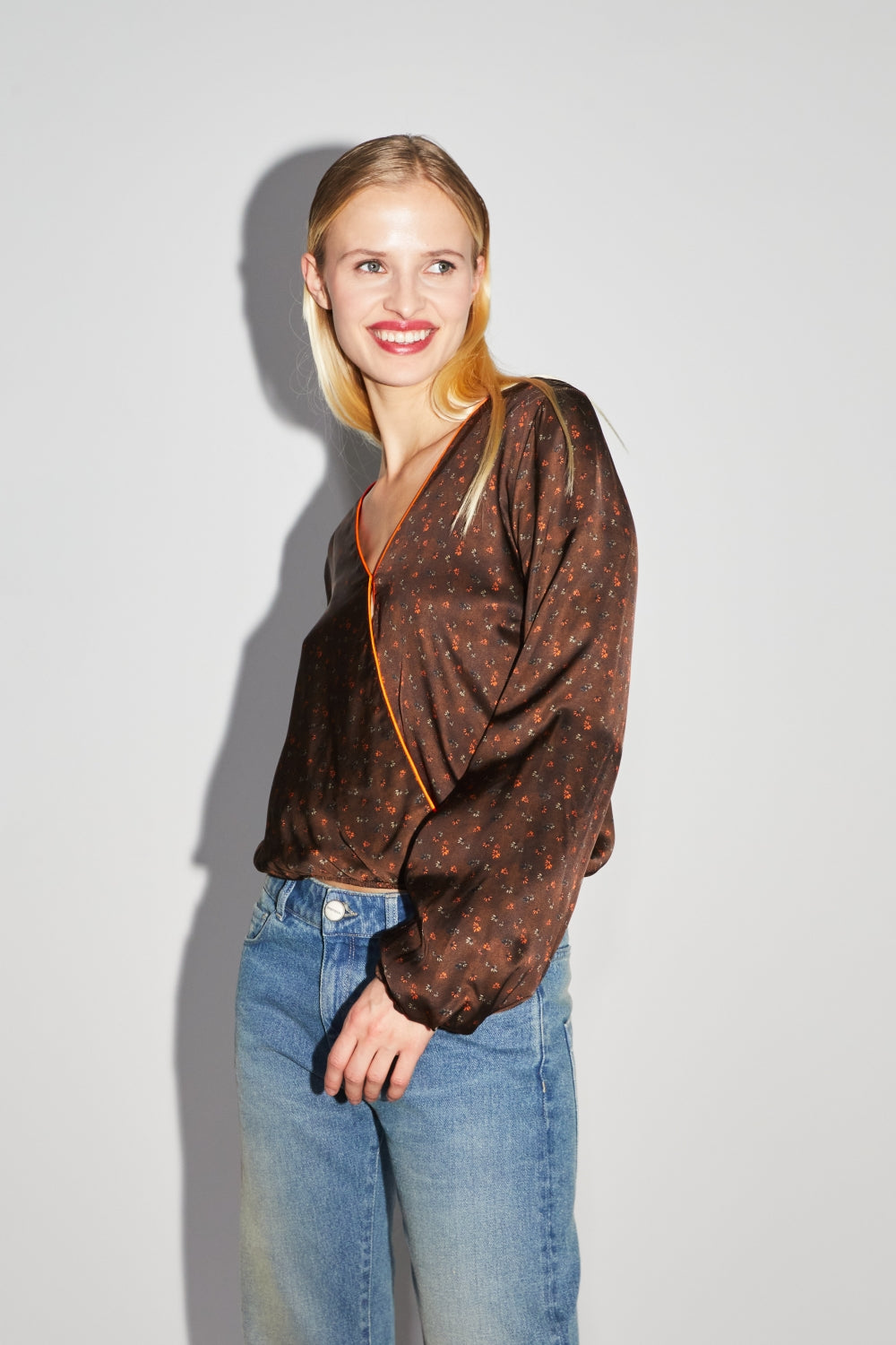 Blusa cruzada reversible The Daisy Halo Chocolate