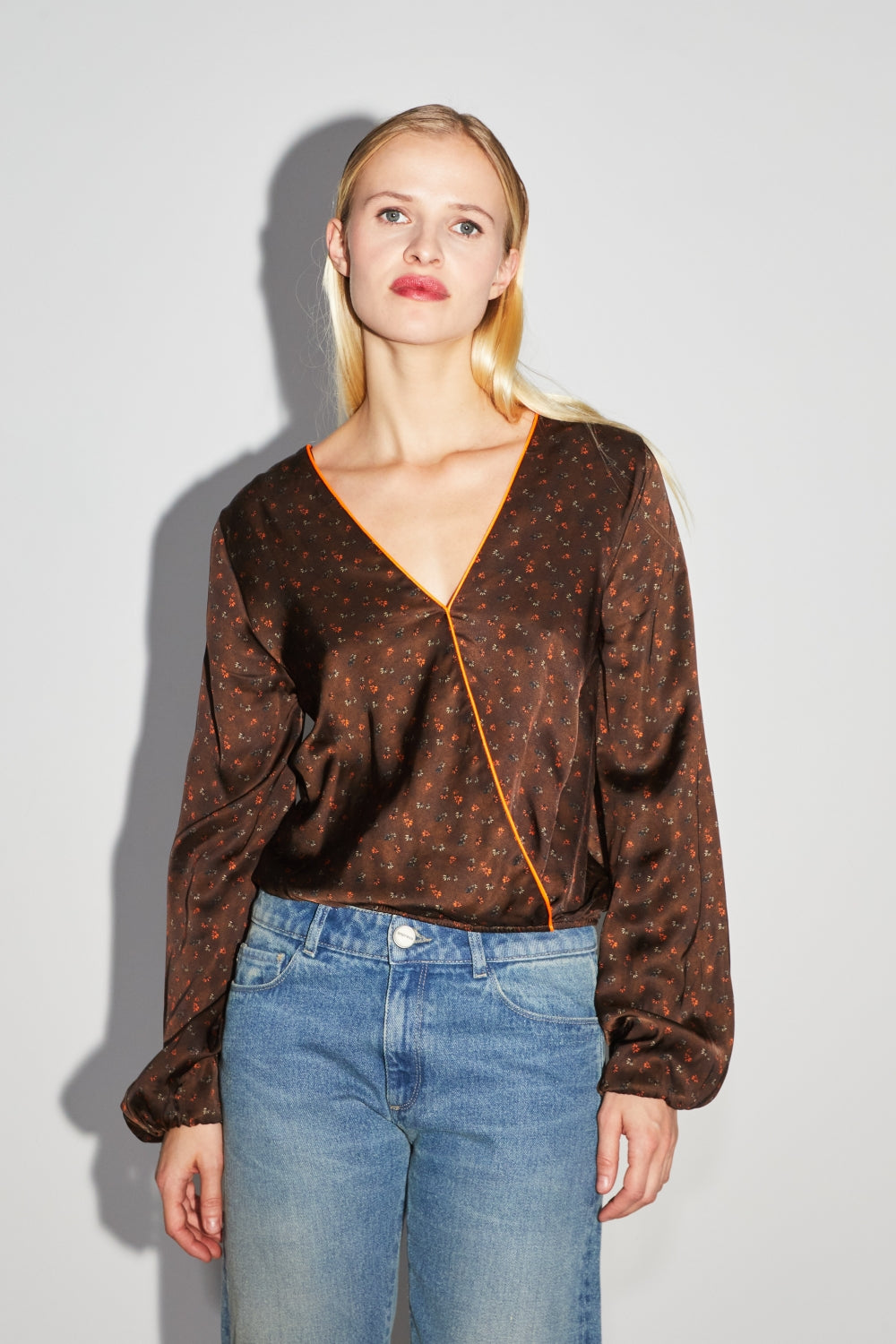 Blusa cruzada reversible The Daisy Halo Chocolate
