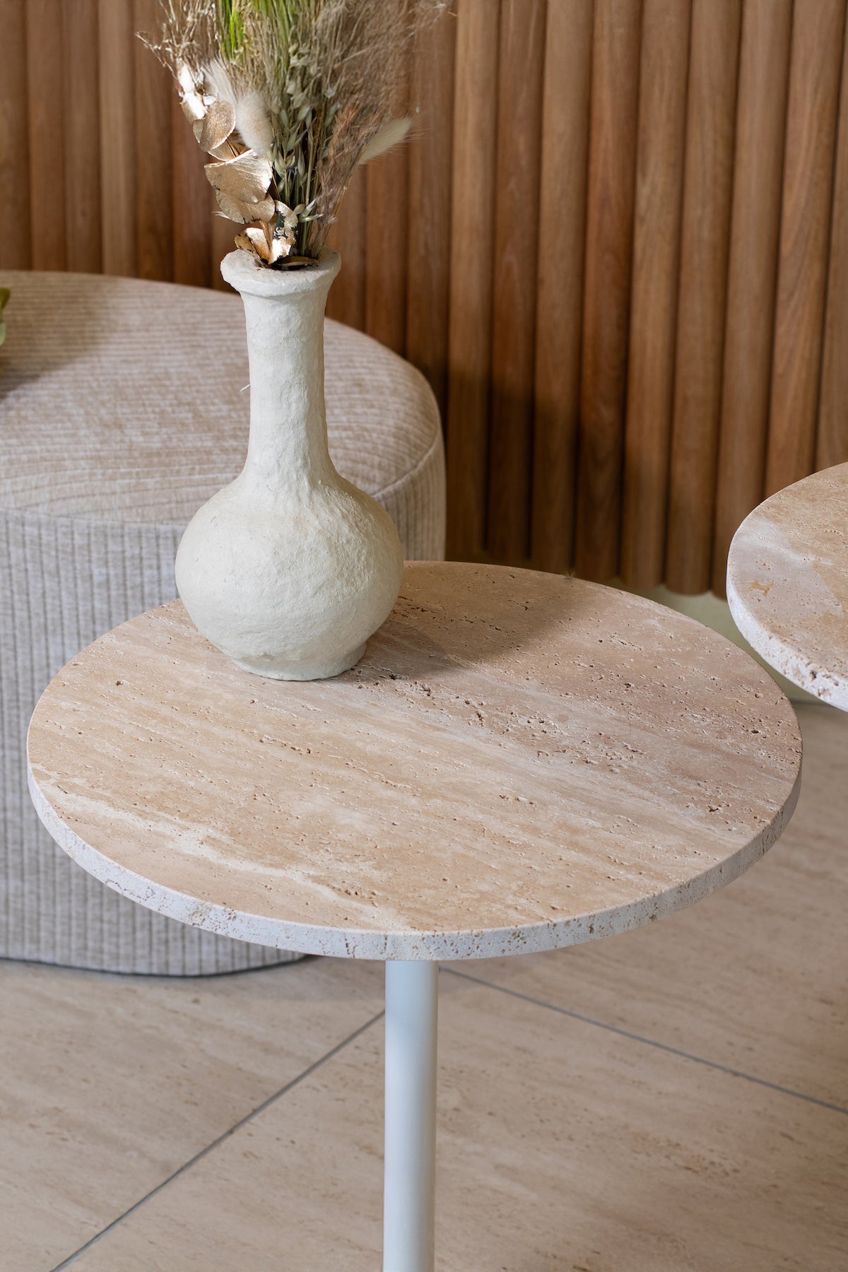 Mueble auxiliar Bari de metal blanco con tapa de travertino - Beige