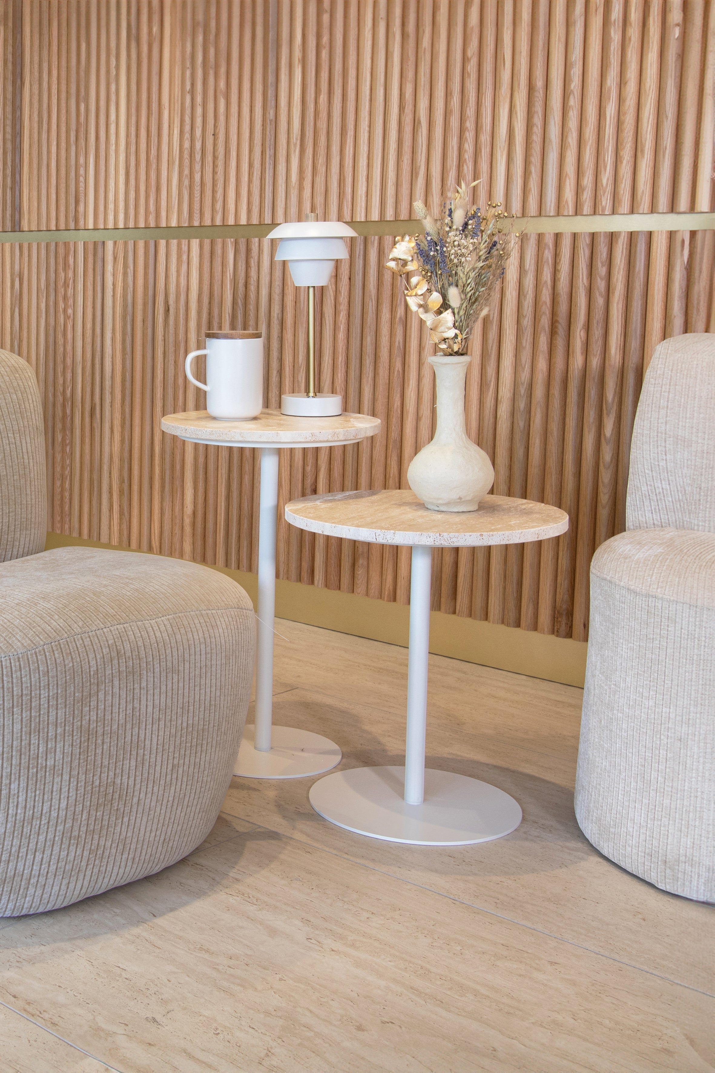 Mueble auxiliar Bari de metal blanco con tapa de travertino - Beige