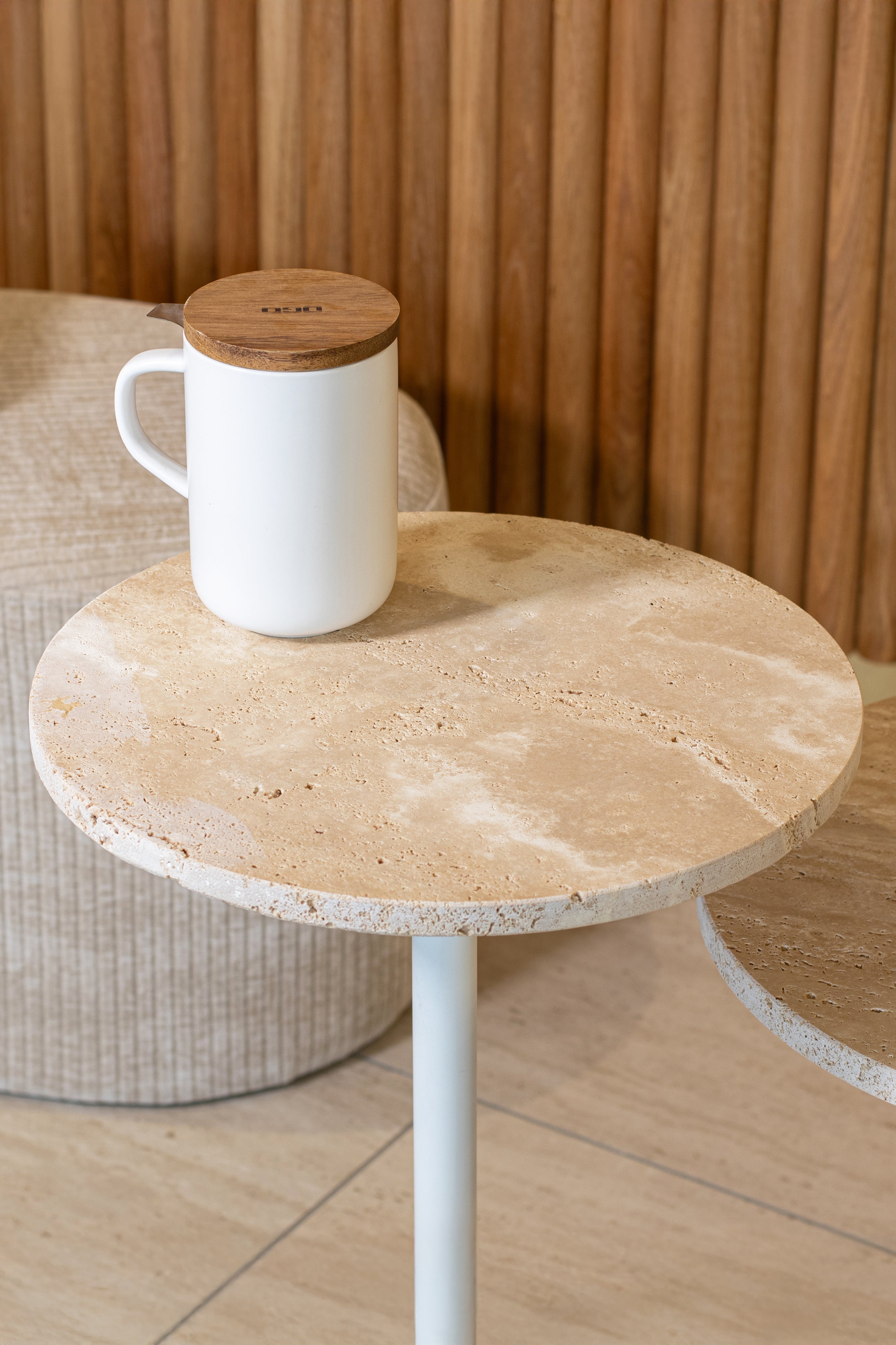 Mueble auxiliar Bari de metal blanco con tapa de travertino - Beige