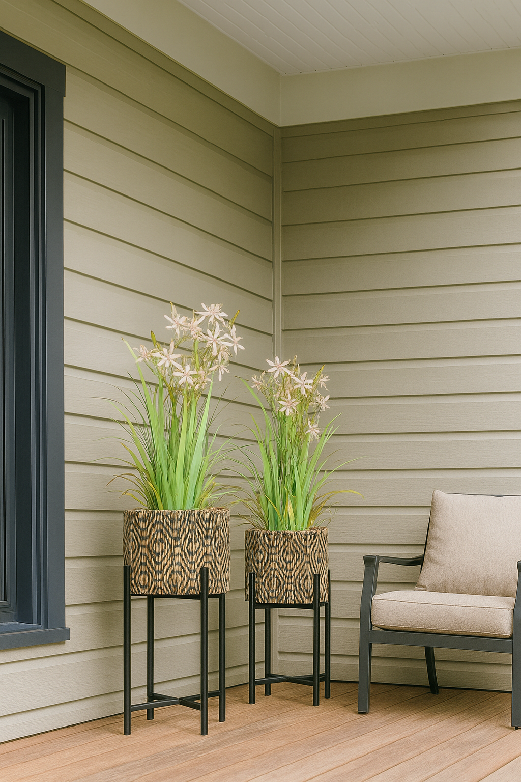Yori Plant Pot on Feet - Black