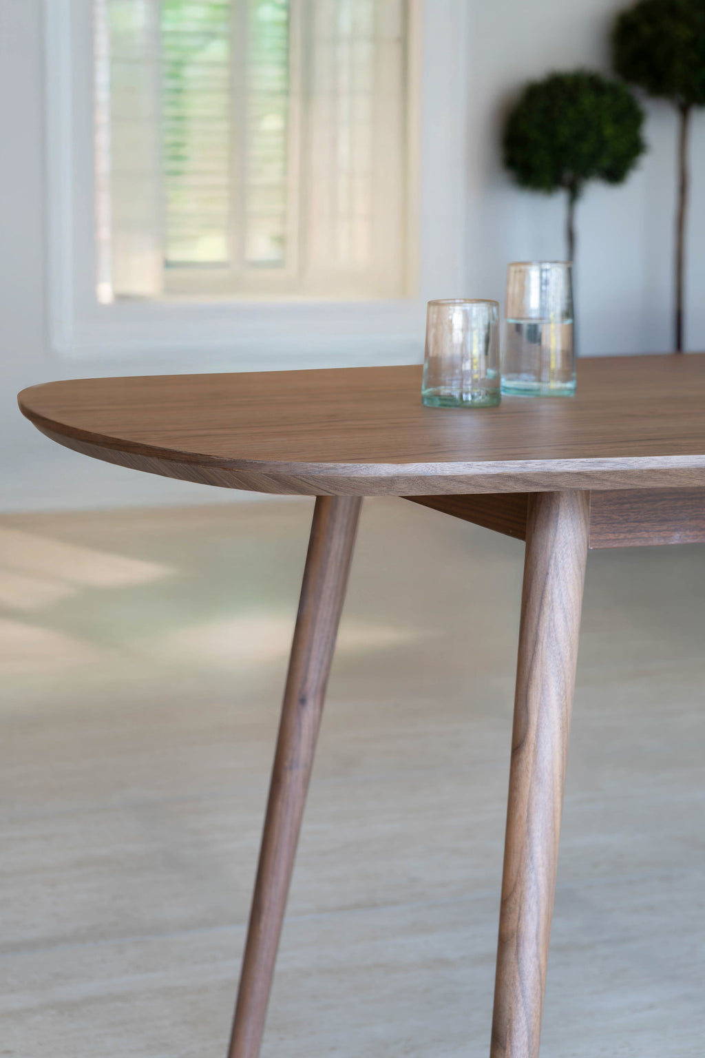 Gaston - Ensemble Table Rectangulaire + 6 Chaises - Effet Bois/Tissu - Écru/Noyer