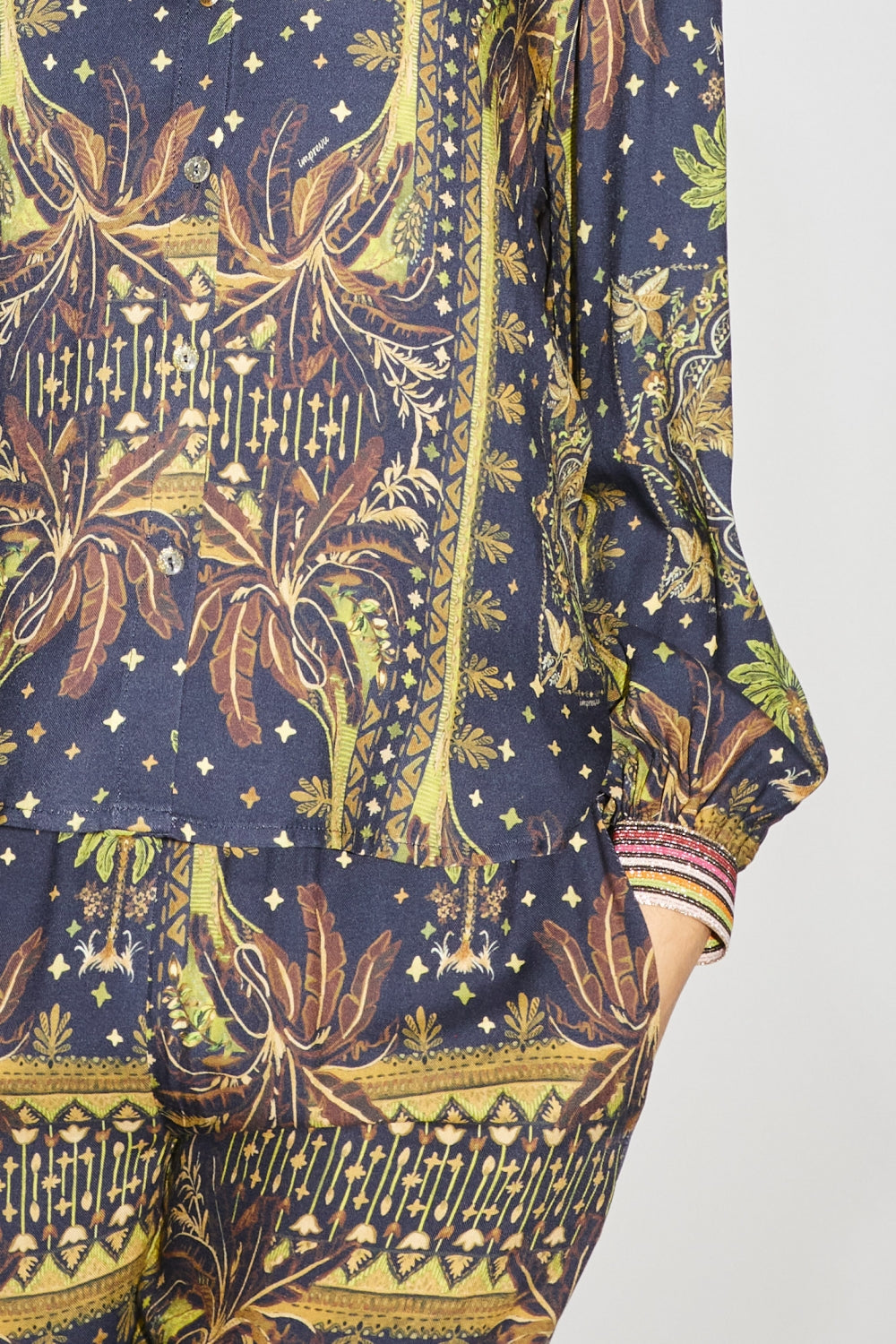 La blusa cósmica tropical de Darline