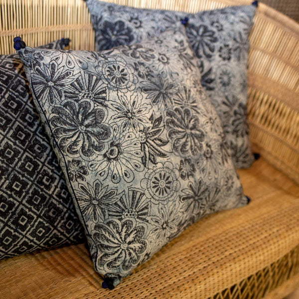 Cojín Melting De Algodón Estampado - Azul Y Negro Con Pompones