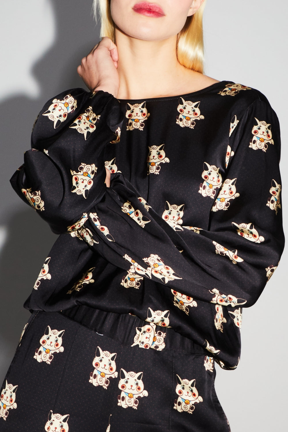 Blusa cruzada reversible con margaritas de The Lucky Cat