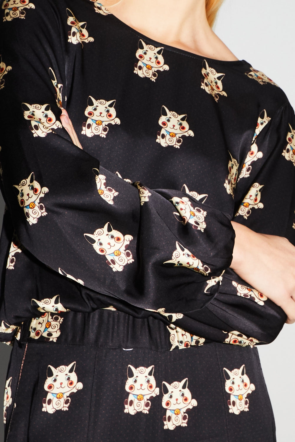 Blusa cruzada reversible con margaritas de The Lucky Cat