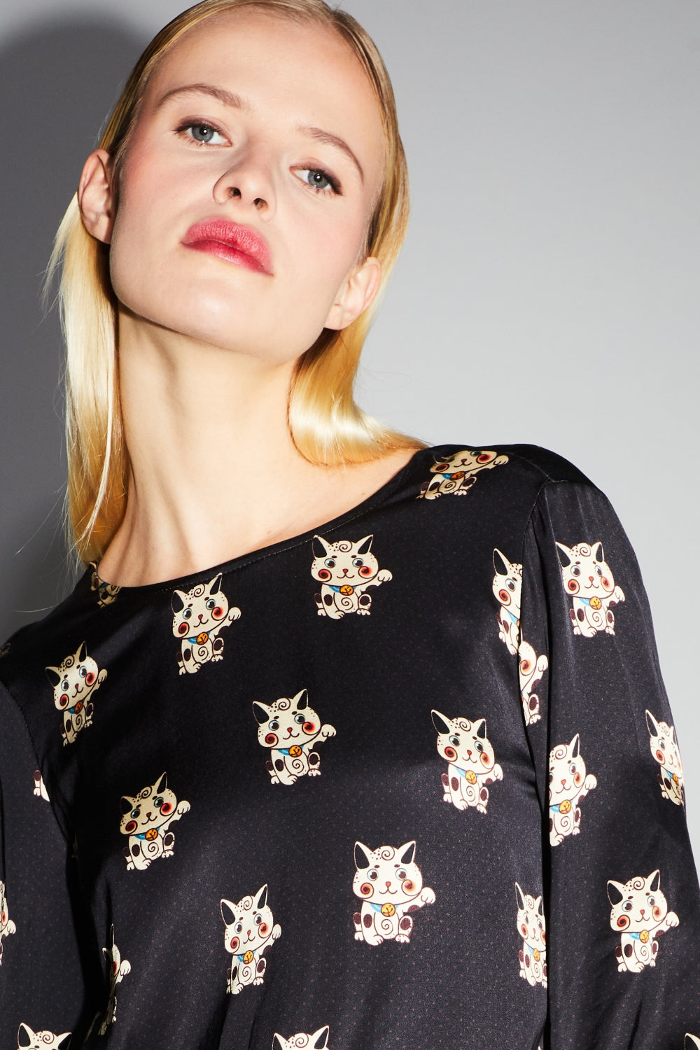 Blusa cruzada reversible con margaritas de The Lucky Cat