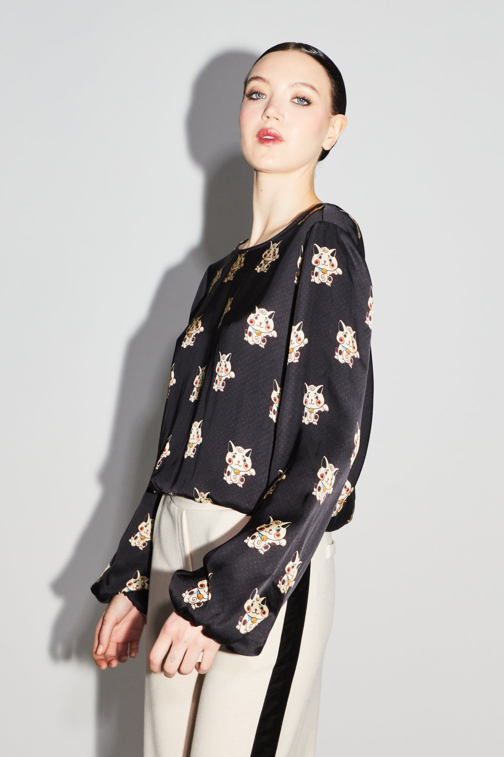 Blusa cruzada reversible con margaritas de The Lucky Cat