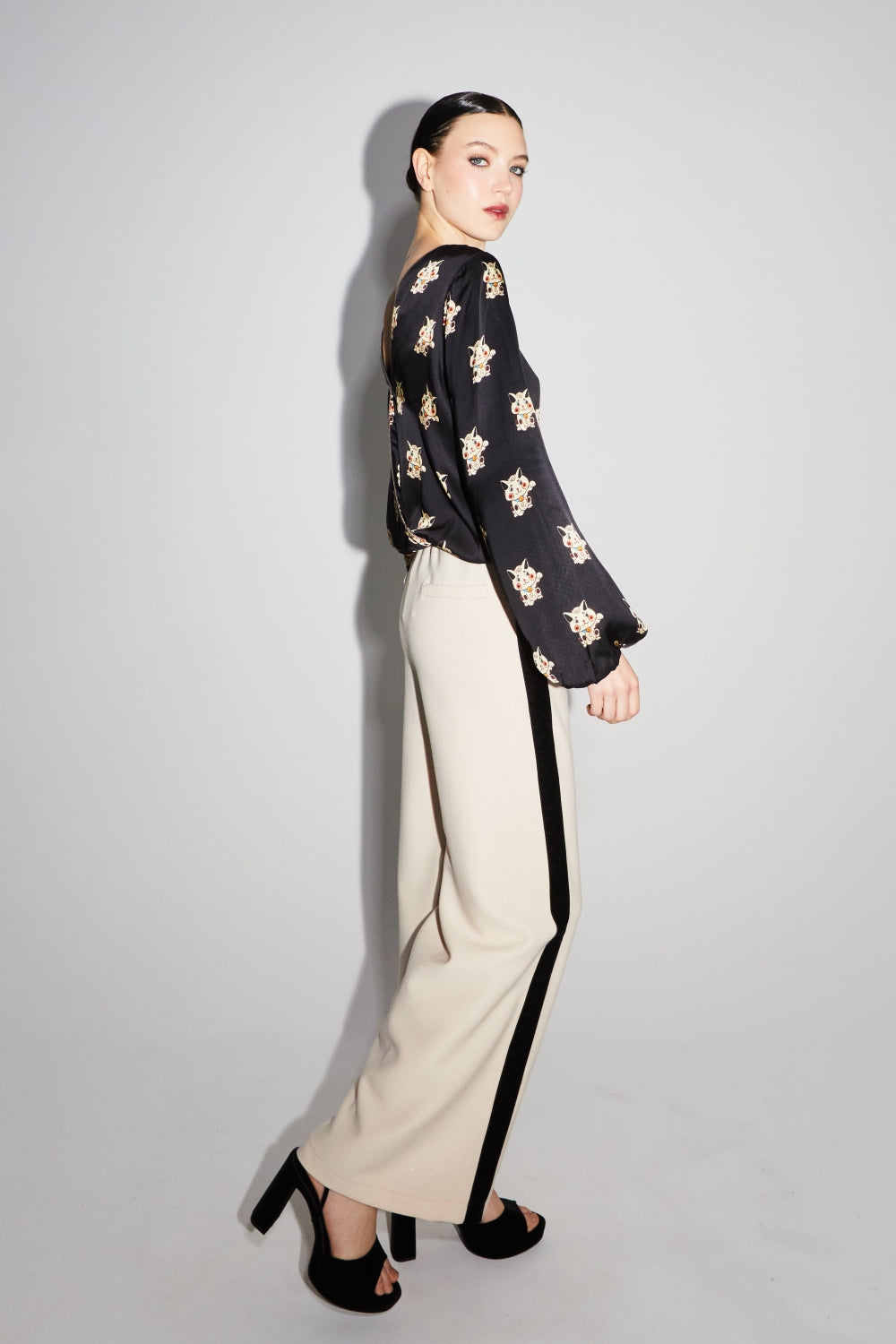 Blusa cruzada reversible con margaritas de The Lucky Cat