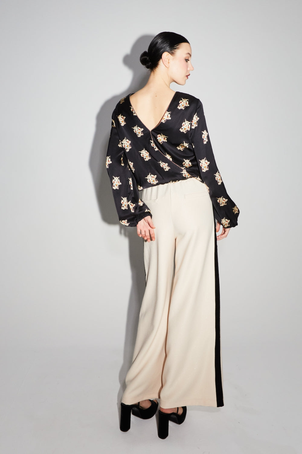Blusa cruzada reversible con margaritas de The Lucky Cat